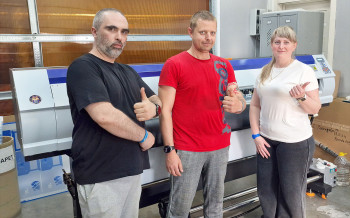 Рулонный УФ-принтер Ark-Jet UV 1802 в типографии «Люксупак»