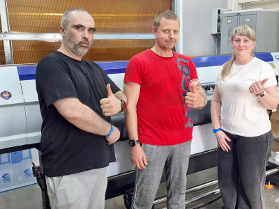 Рулонный УФ-принтер Ark-Jet UV 1802 в типографии «Люксупак»