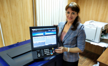 Директор типографии “Арт-Пресс” Анна Полянская возле новой AccurioPrint C3070L