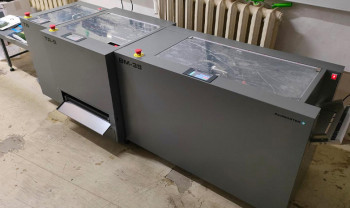 Буклетмейкер BindMaster BM-38 с автоматической перенастройкой на формат с пульта в линию с модулем двусторонней обрезки TR-S, модулем фронтальной обрезки TR и длинным выводным конвейером на производстве цифровой типографии "Т-принт"