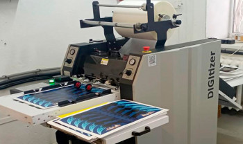 Двусторонний ламинатор Digitizer-390SP, оснащенный двумя размотками и двумя парами ламинирующих валов, установлен компанией «Полиграфические машины в цифровой типографии в ЮФО