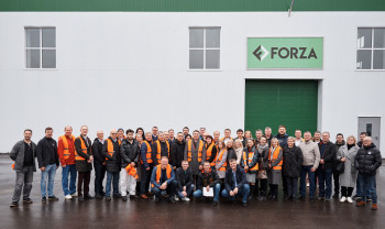 Участники мероприятия возле нового производственного здания Forza в Конаково