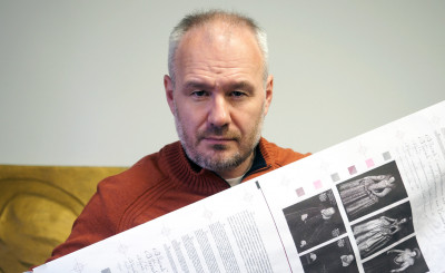Владелец и генеральный директор Красногорской типографии Павел Мелихов с образцом цифровой печати на газетной бумаге