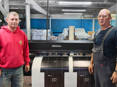 Экосольвентный принтер Mimaki CJV200-160 на производстве компании GlamPack