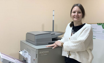 Владелец РА «Роланд принт» Вероника Суханова возле новой цифровой печатной машины Ricoh ProC5300s
