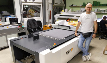 Режущий плоттер iEcho PK-1209 Pro Max на производстве тверской компании «Ваша Фотография»