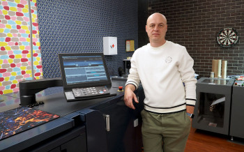 Заместитель генерального директора типографии WTPrint Александр Ахламов возле новой этикеточной ЦПМ AccurioLabel 230. На заднем плане видна ее “предшественница” — bizhub PRESS C71cf