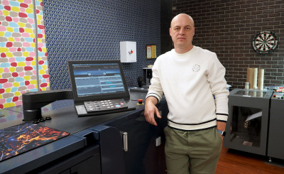 Заместитель генерального директора типографии WTPrint Александр Ахламов возле новой этикеточной ЦПМ AccurioLabel 230. На заднем плане видна ее “предшественница” — bizhub PRESS C71cf